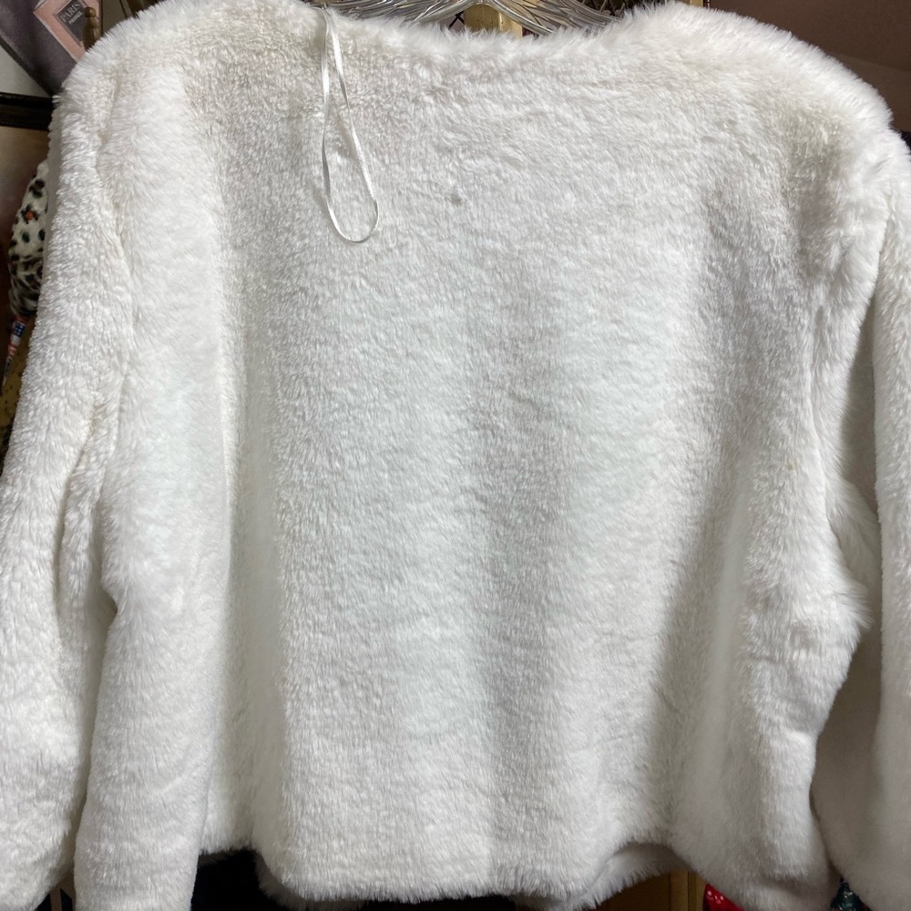 Haani Faux Fur Capelike coat in white with clasp - Picture 2 of 11